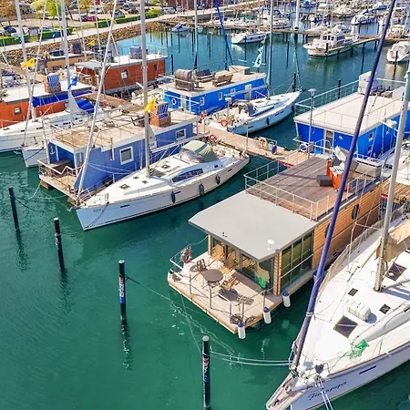 Hausboot - Stina Hotel na wodzie